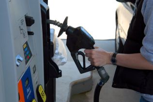 Czy kierowcy można potrącić z wynagrodzenia za nadmierne zużycie paliwa?