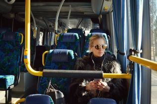 Znoszenie obostrzeń: więcej osób w autobusach