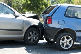 Jak zakwalifikować wypadek „w drodze do samochodu”?