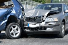Wypadek kierowcy w drodze do pojazdu – jak zakwalifikować?